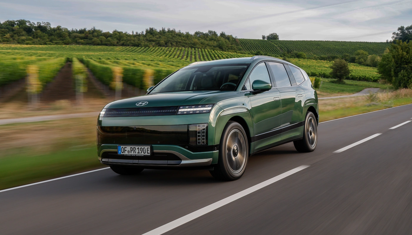 Hyundai Ioniq 9 - Contexto Entorno Real Contexto Conduciendo Exterior Frontal Izquierda