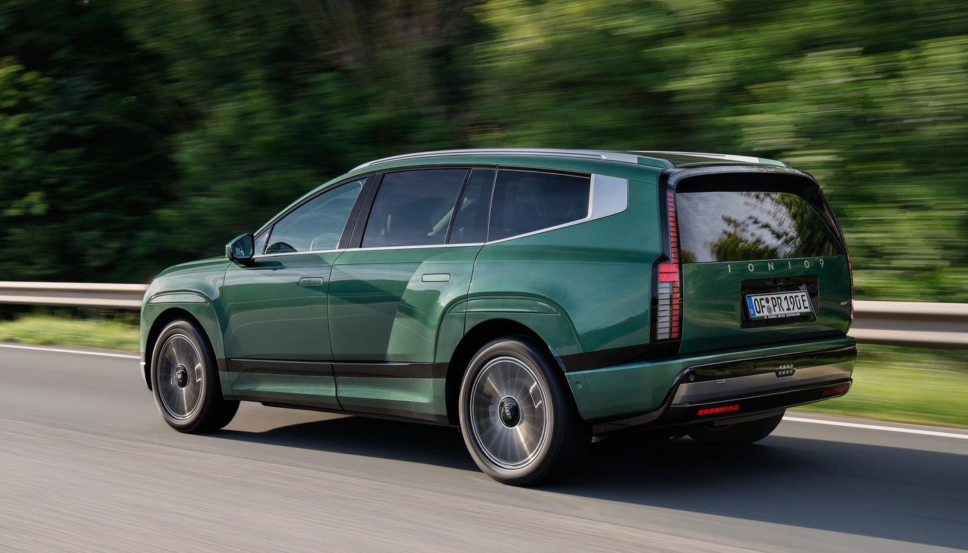 Hyundai Ioniq 9 - Contexto Entorno Real Contexto Conduciendo Exterior Trasera Derecha