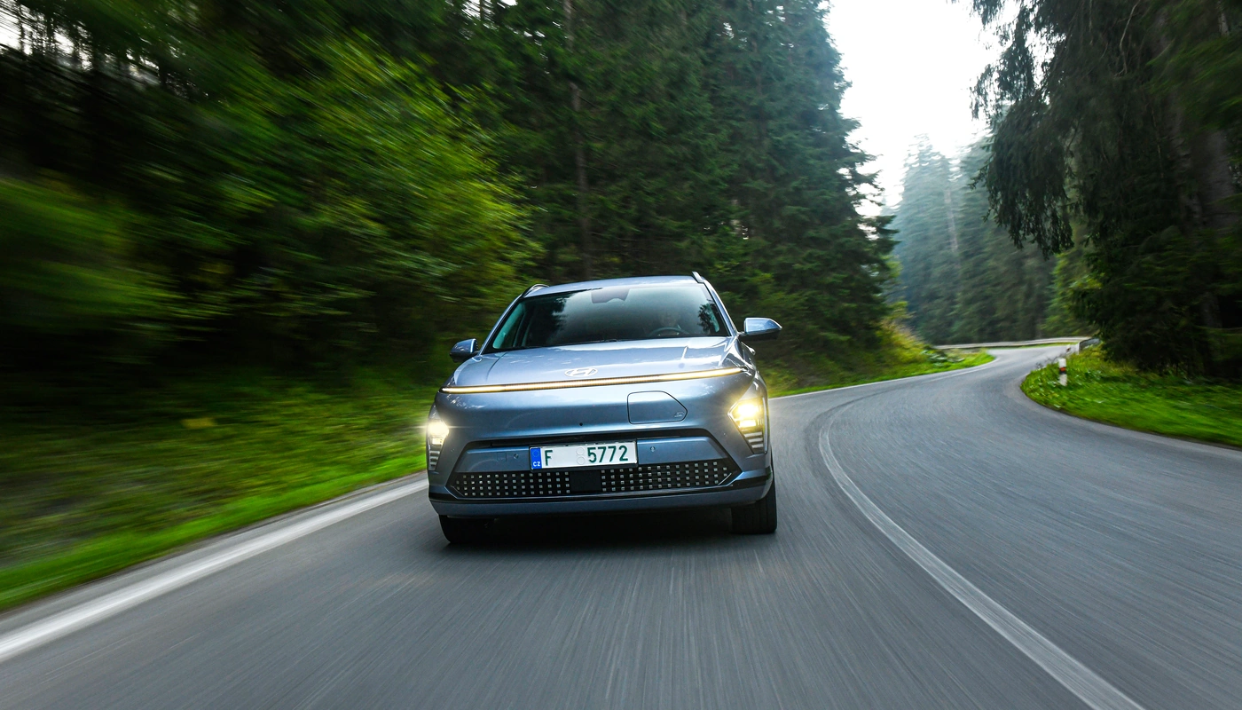 Hyundai Kona Ii - Contexto Entorno Real Contexto Conduciendo Exterior Frontal