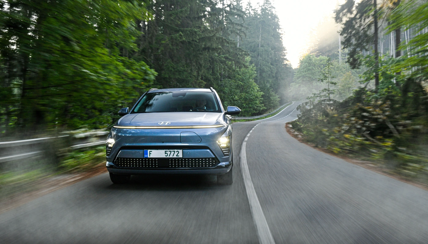 Hyundai Kona Ii - Contexto Entorno Real Contexto Conduciendo Exterior Frontal