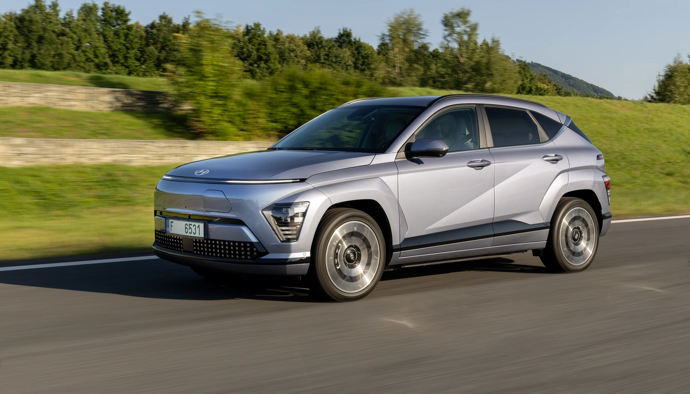 Hyundai Kona Ii - Contexto Entorno Real Contexto Conduciendo Exterior Lateral Izquierda