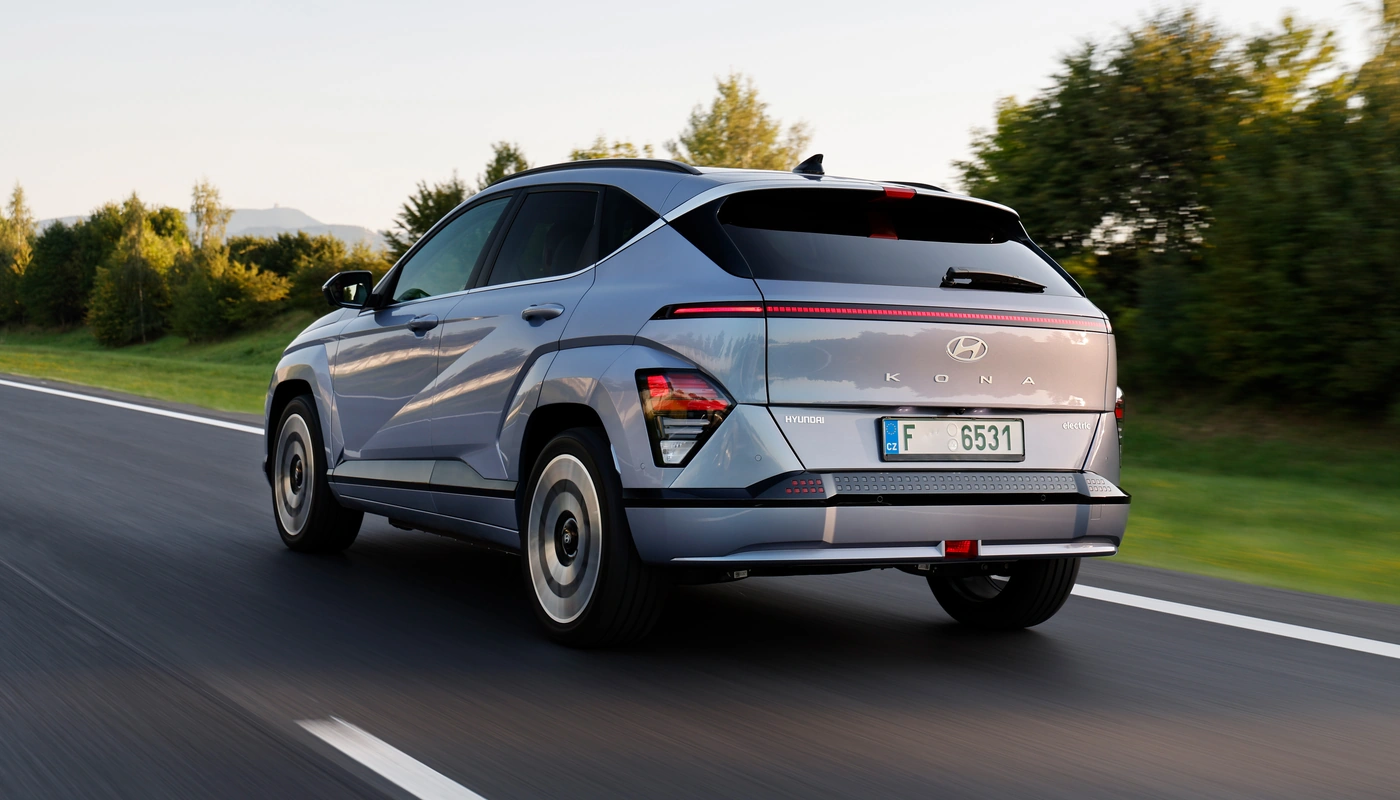 Hyundai Kona Ii - Contexto Entorno Real Contexto Conduciendo Exterior Trasera Derecha