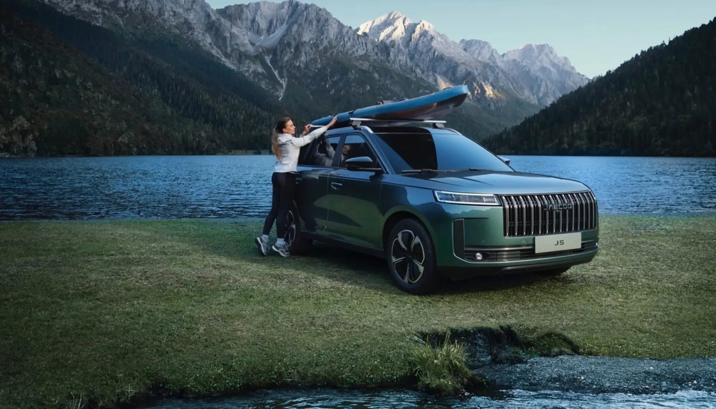 Jaecoo 5 Ev - Contexto Entorno Real Contexto Aparcado Exterior Frontal Derecha Exterior Detalle