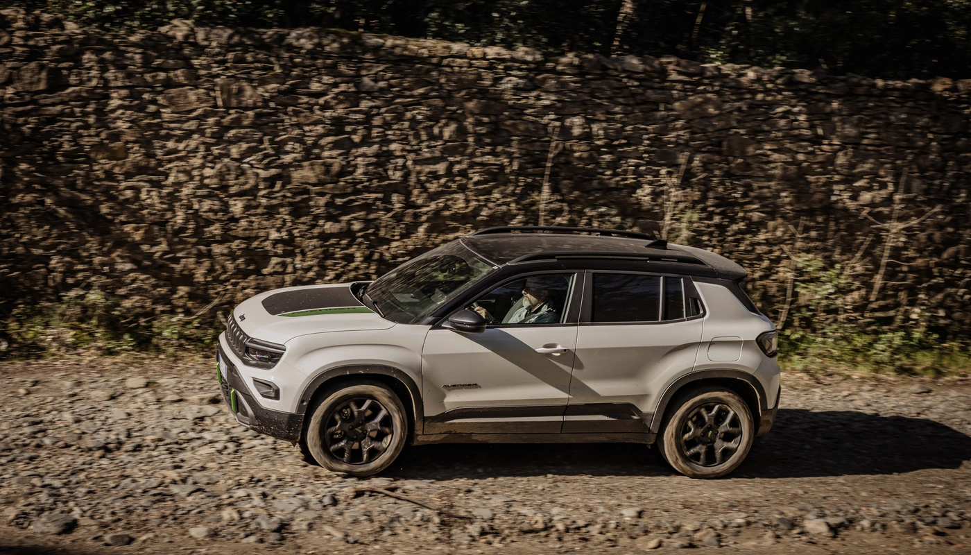 Jeep Avenger - Contexto Entorno Real Contexto Conduciendo Exterior Lateral Izquierda