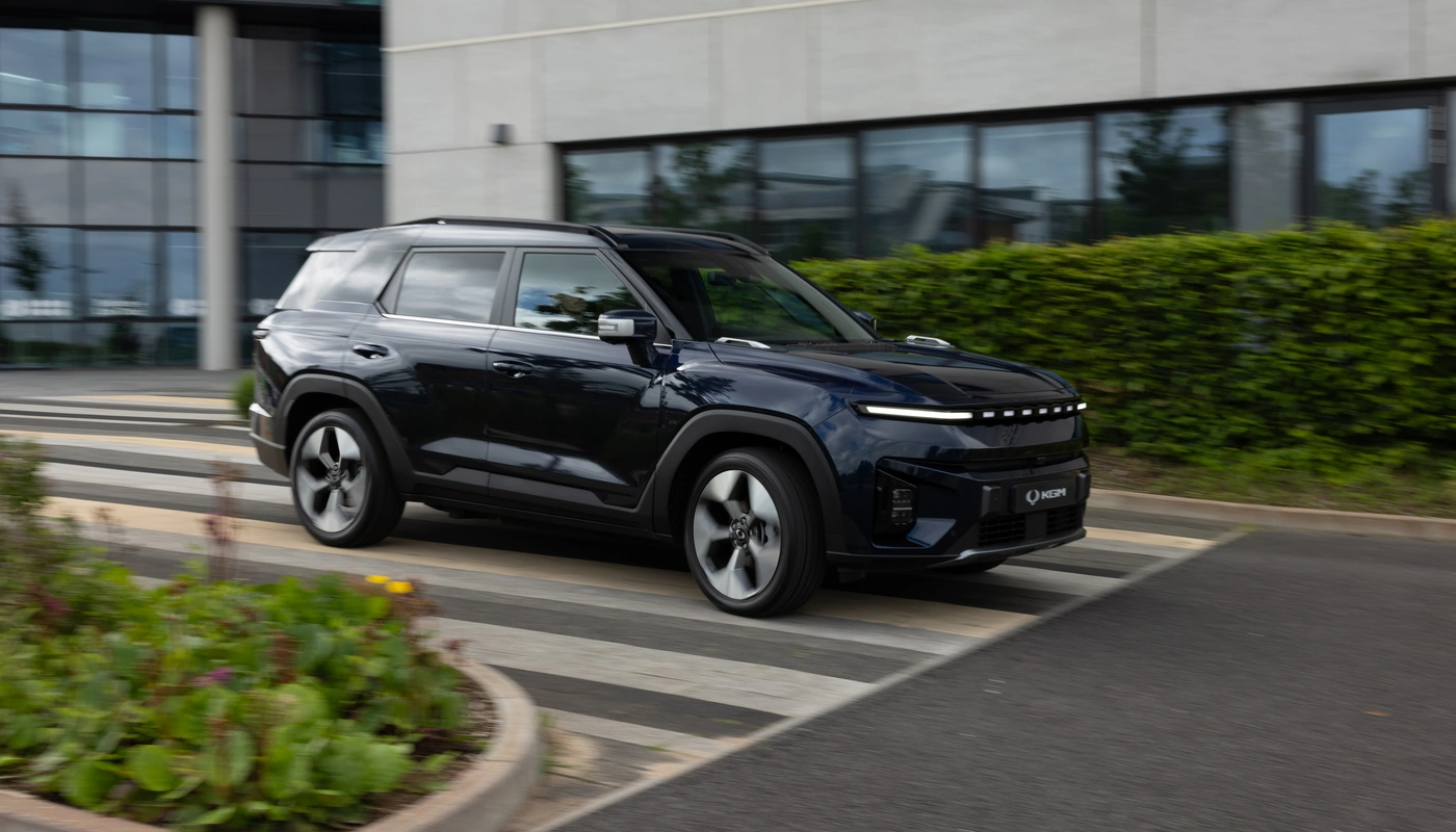 Kgm Torres Evx - Contexto Entorno Real Contexto Conduciendo Exterior Frontal Derecha Exterior Lateral Derecha