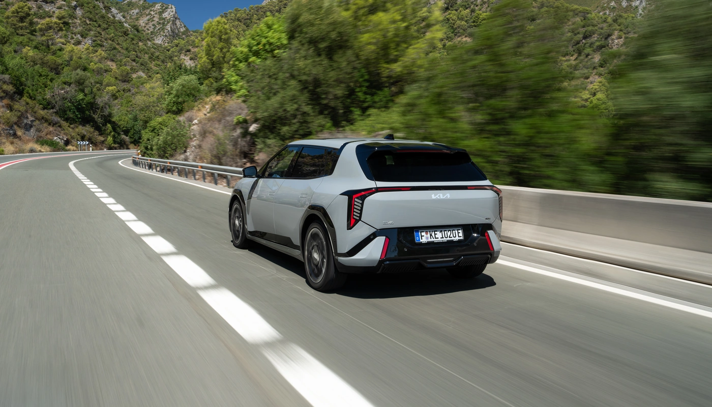 Kia Ev4 - Contexto Entorno Real Contexto Conduciendo Exterior Trasera Derecha