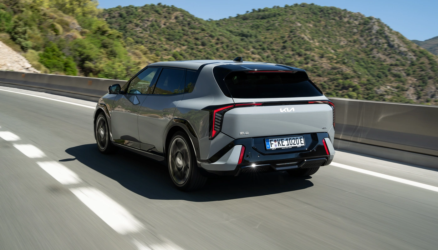 Kia Ev4 - Contexto Entorno Real Contexto Conduciendo Exterior Trasera Derecha