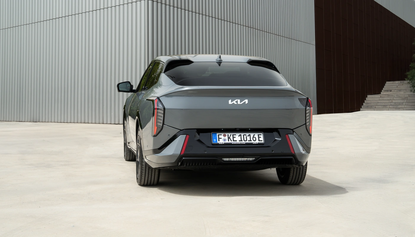 Kia Ev4 Fastback - Contexto Entorno Real Contexto Aparcado Exterior Trasera
