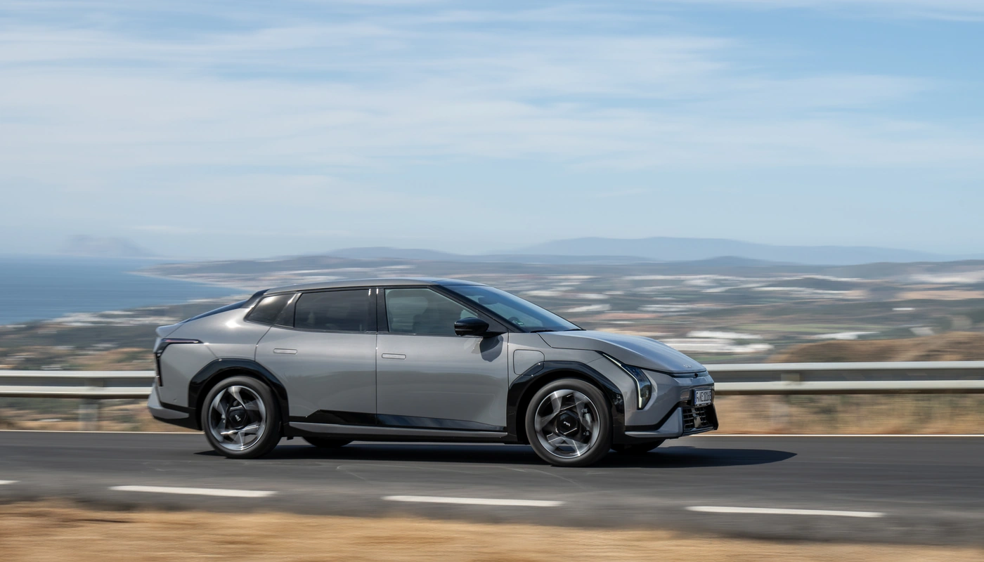 Kia Ev4 Fastback - Contexto Entorno Real Contexto Conduciendo Exterior Lateral Derecha