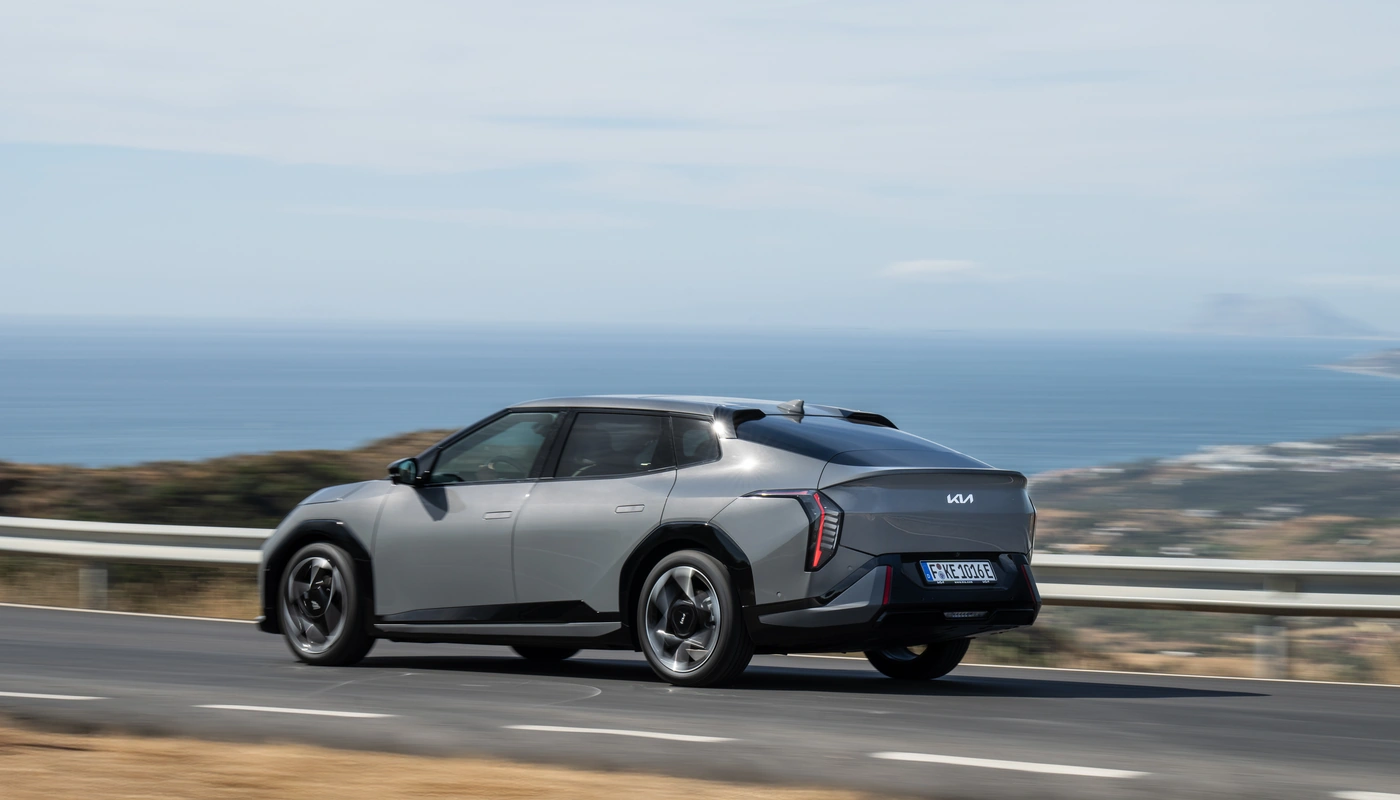 Kia Ev4 Fastback - Contexto Entorno Real Contexto Conduciendo Exterior Lateral Izquierda