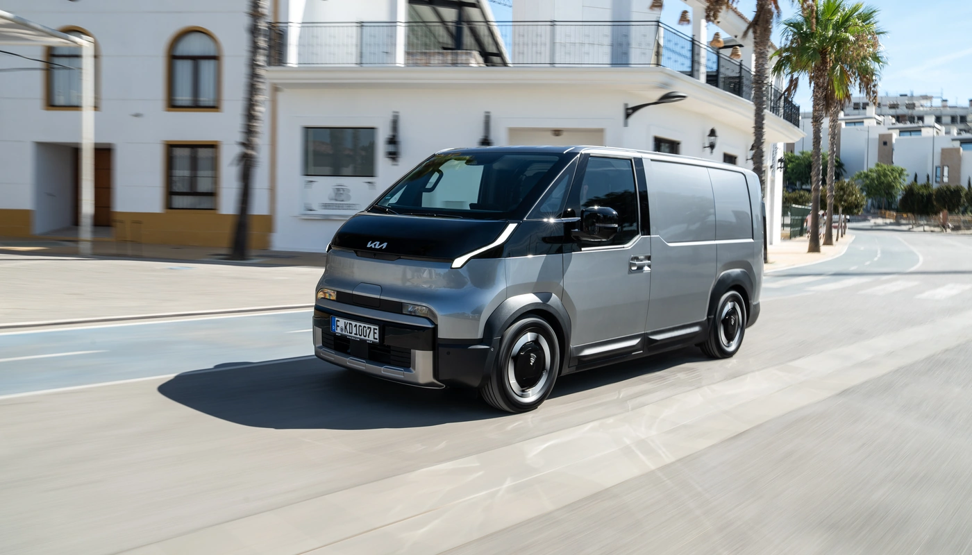 Kia Pv5 Cargo - Contexto Entorno Real Contexto Conduciendo Exterior Frontal Izquierda