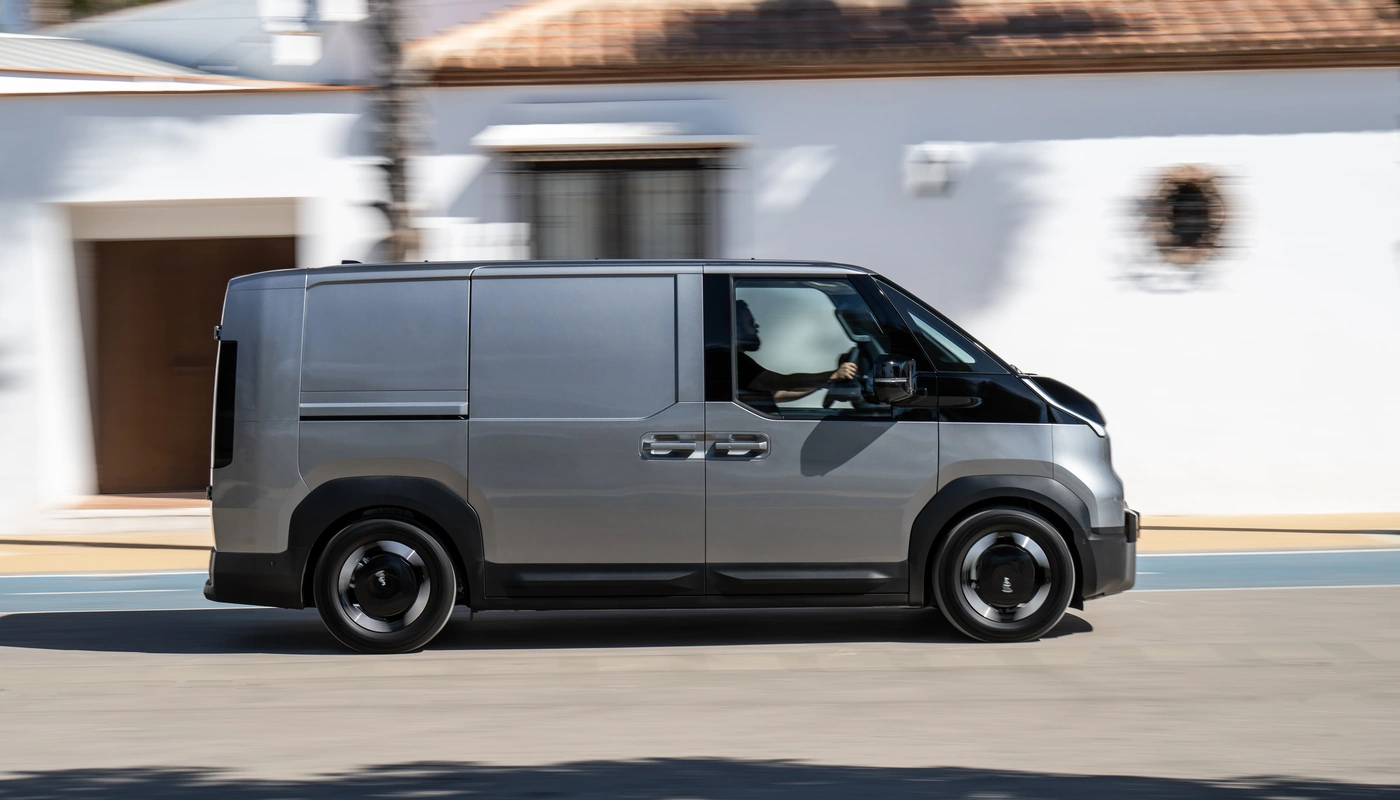 Kia Pv5 Cargo - Contexto Entorno Real Contexto Conduciendo Exterior Lateral Derecha