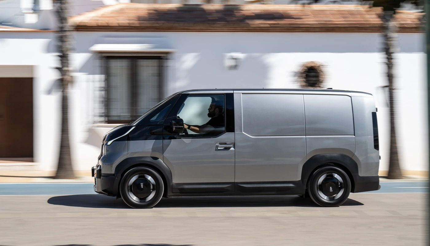 Kia Pv5 Cargo - Contexto Entorno Real Contexto Conduciendo Exterior Lateral Izquierda