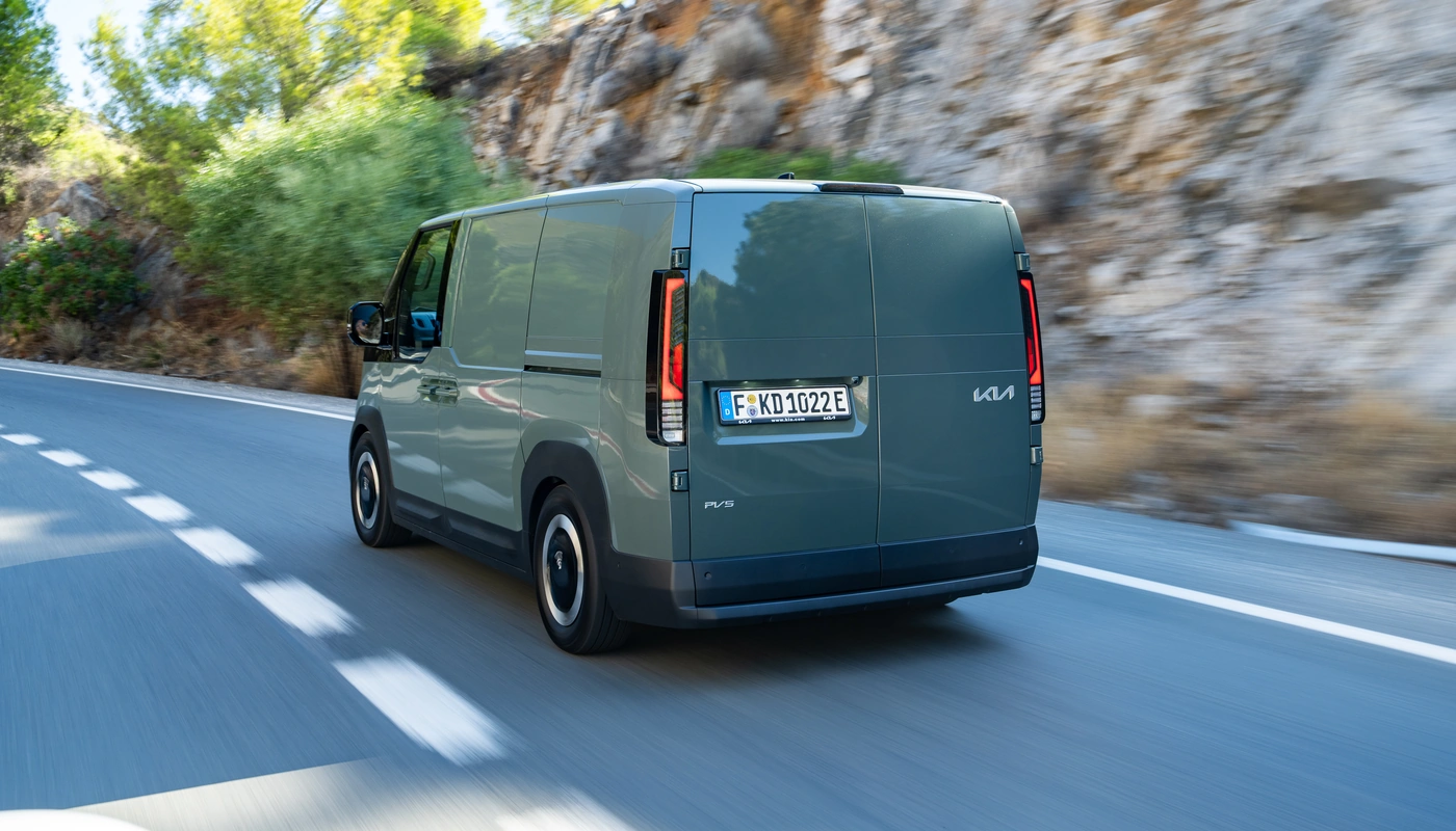 Kia Pv5 Cargo - Contexto Entorno Real Contexto Conduciendo Exterior Trasera Derecha