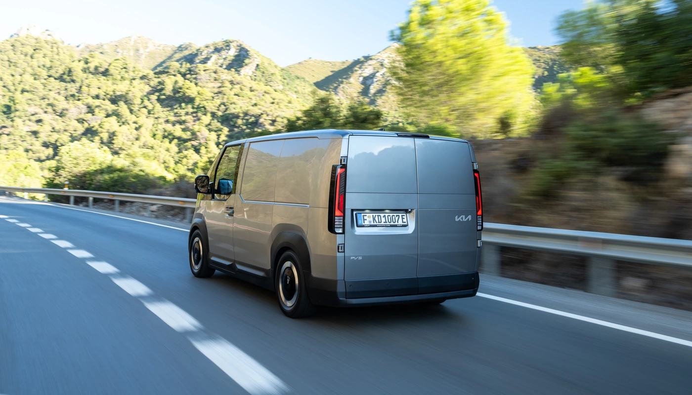 Kia Pv5 Cargo - Contexto Entorno Real Contexto Conduciendo Exterior Trasera Derecha