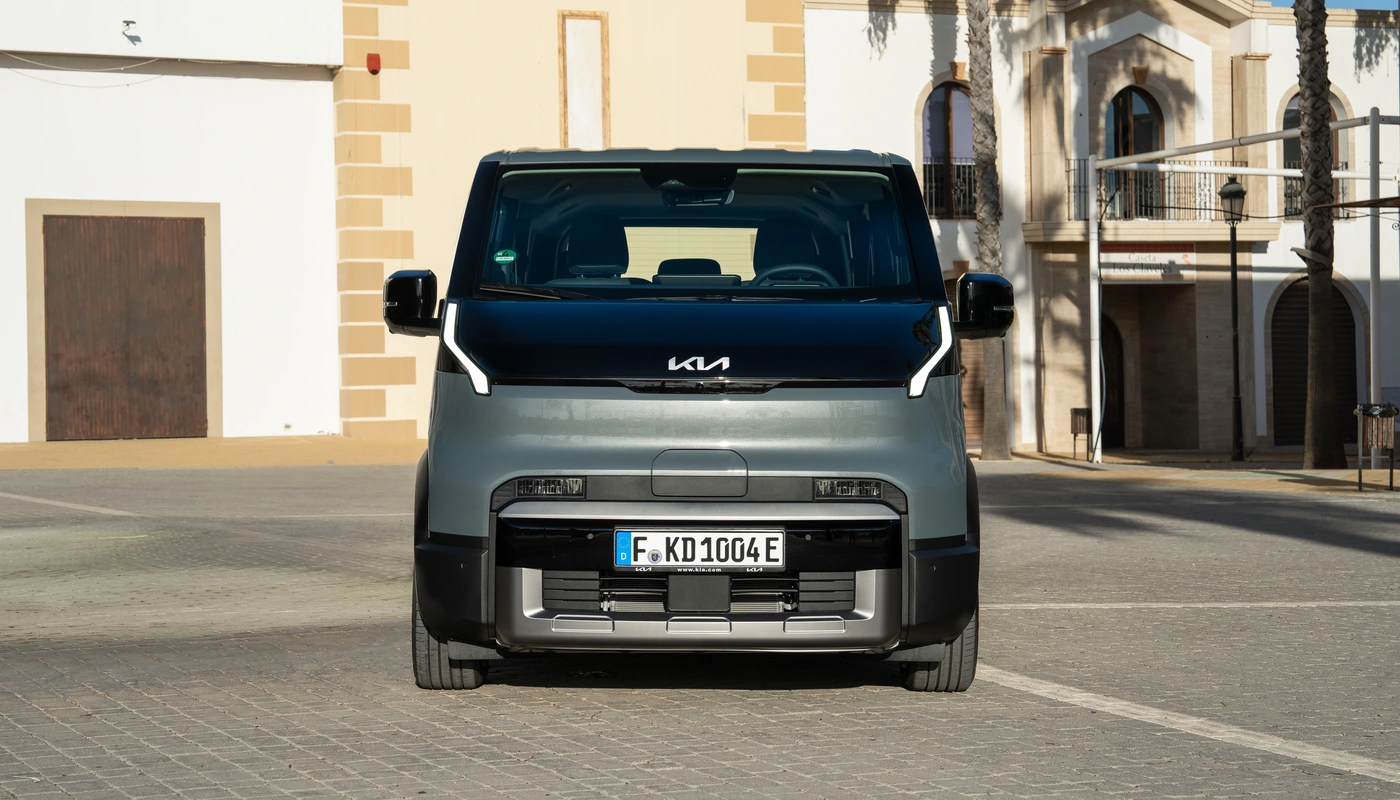 Kia Pv5 Passenger - Contexto Entorno Real Contexto Aparcado Exterior Frontal