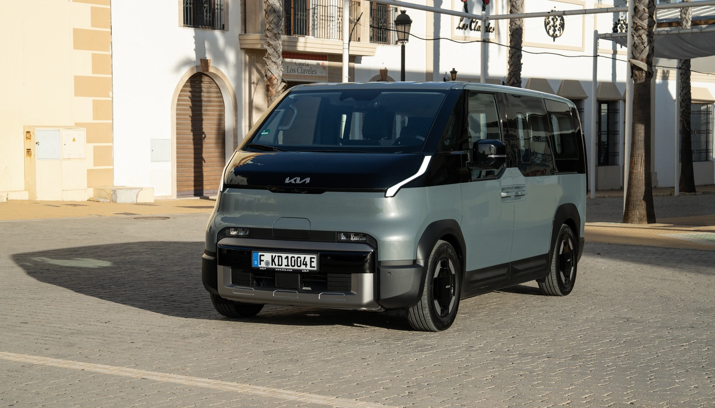 Kia Pv5 Passenger - Contexto Entorno Real Contexto Aparcado Exterior Frontal Izquierda