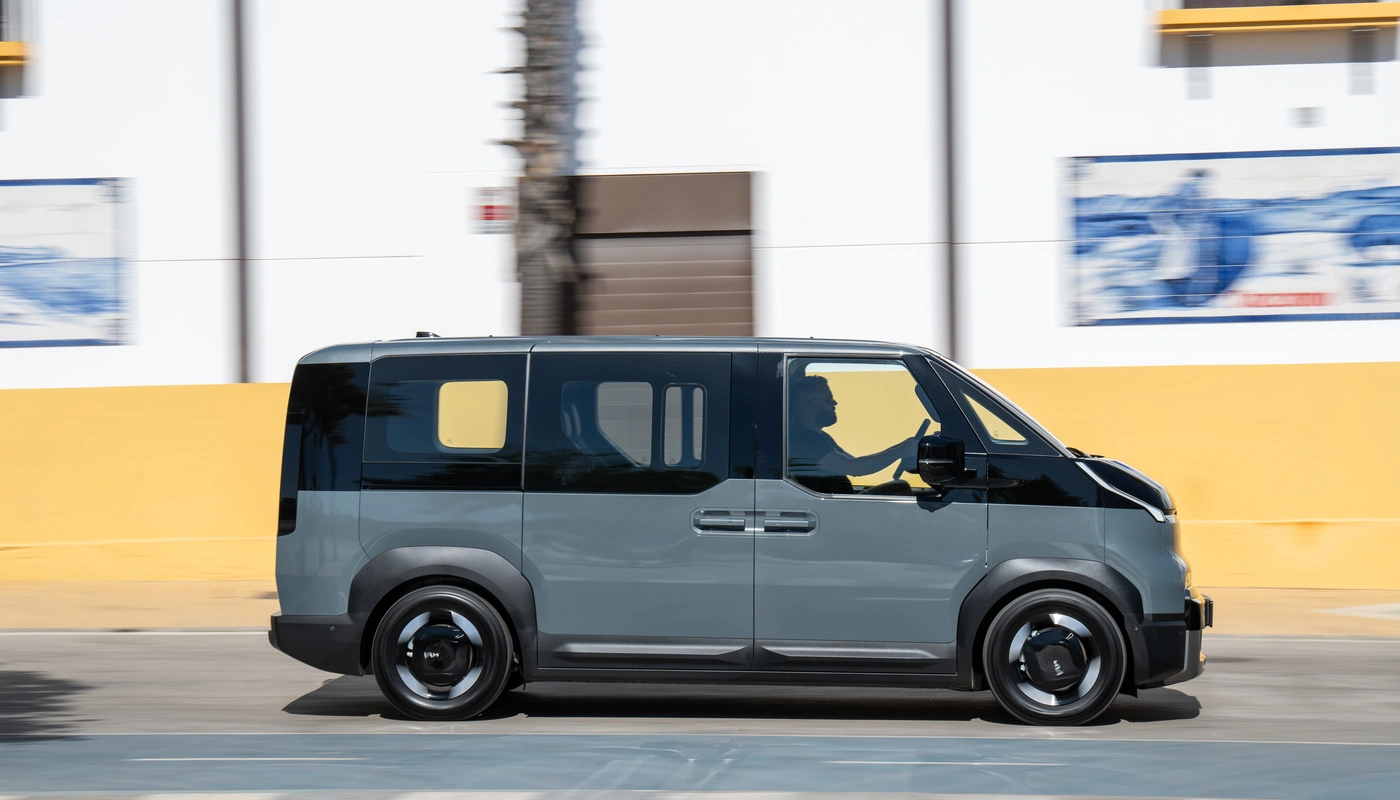 Kia Pv5 Passenger - Contexto Entorno Real Contexto Conduciendo Exterior Lateral Derecha