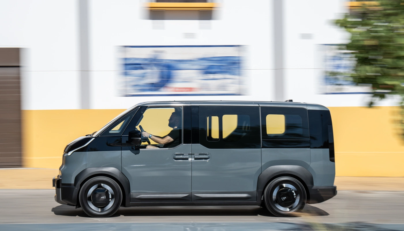 Kia Pv5 Passenger - Contexto Entorno Real Contexto Conduciendo Exterior Lateral Izquierda