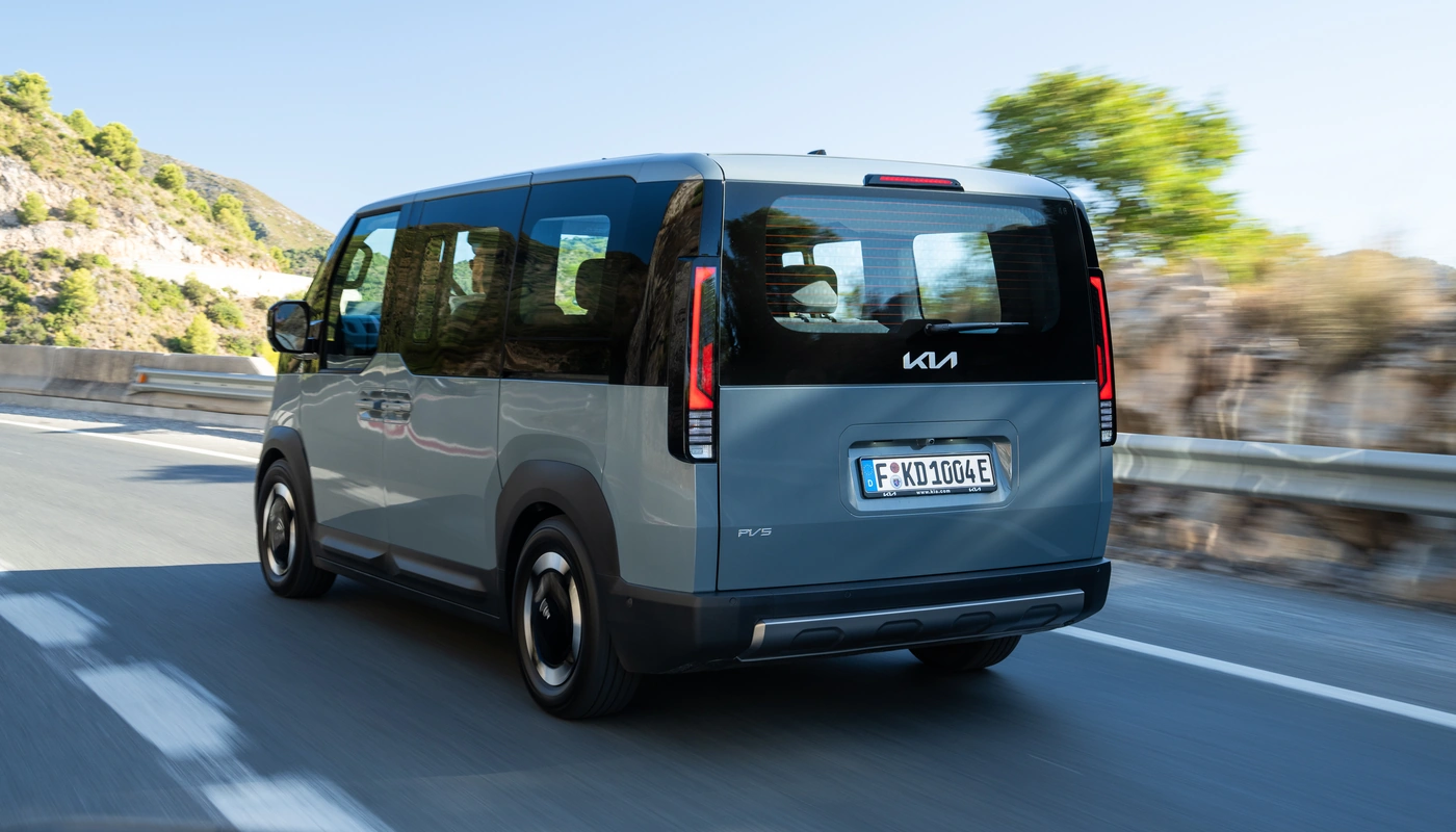 Kia Pv5 Passenger - Contexto Entorno Real Contexto Conduciendo Exterior Trasera Derecha