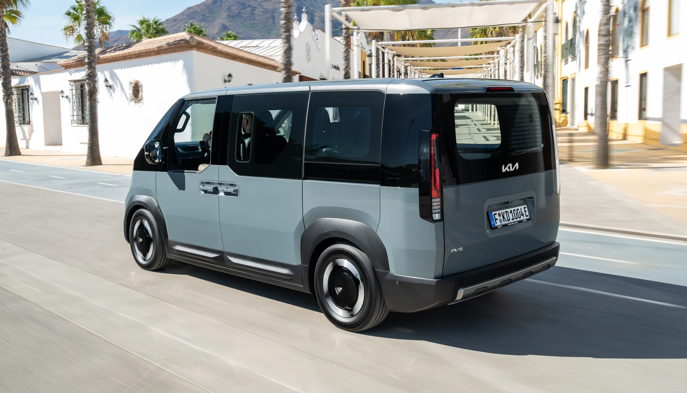 Kia Pv5 Passenger - Contexto Entorno Real Contexto Conduciendo Exterior Trasera Derecha