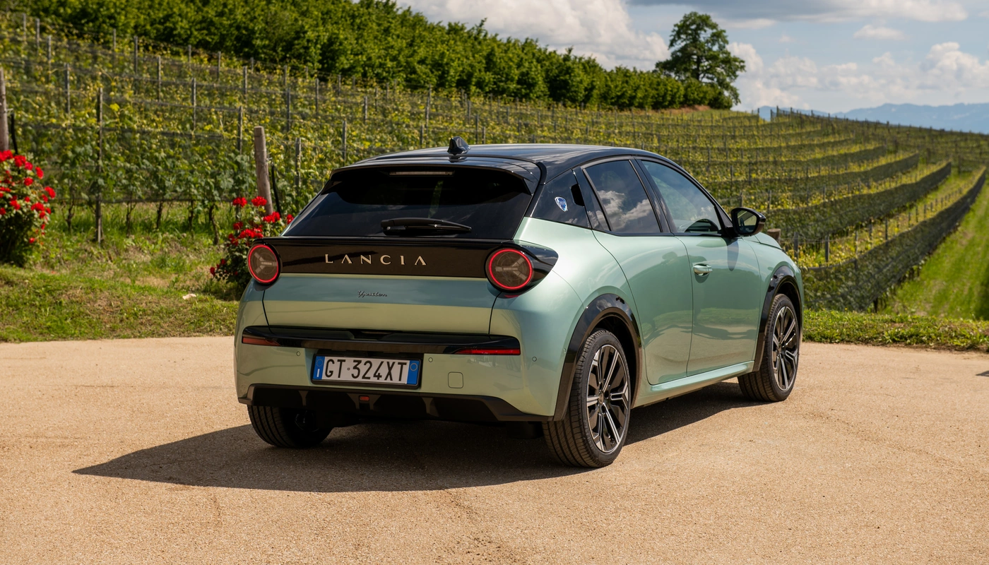 Lancia Ypsilon - Contexto Entorno Real Contexto Aparcado Exterior Trasera Izquierda