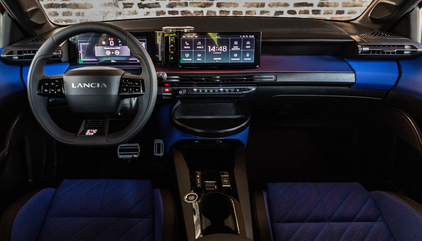 Lancia Ypsilon - Interior Salpicadero Interior Asientos Delanteros Interior Pantalla Central Interior Volante