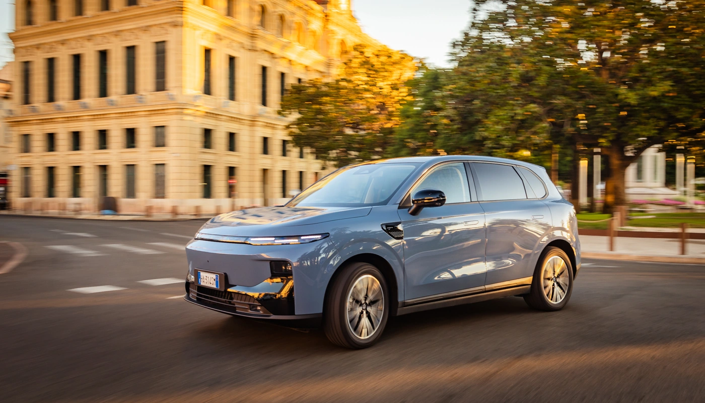 Leapmotor B10 - Contexto Entorno Real Contexto Conduciendo Exterior Frontal Izquierda