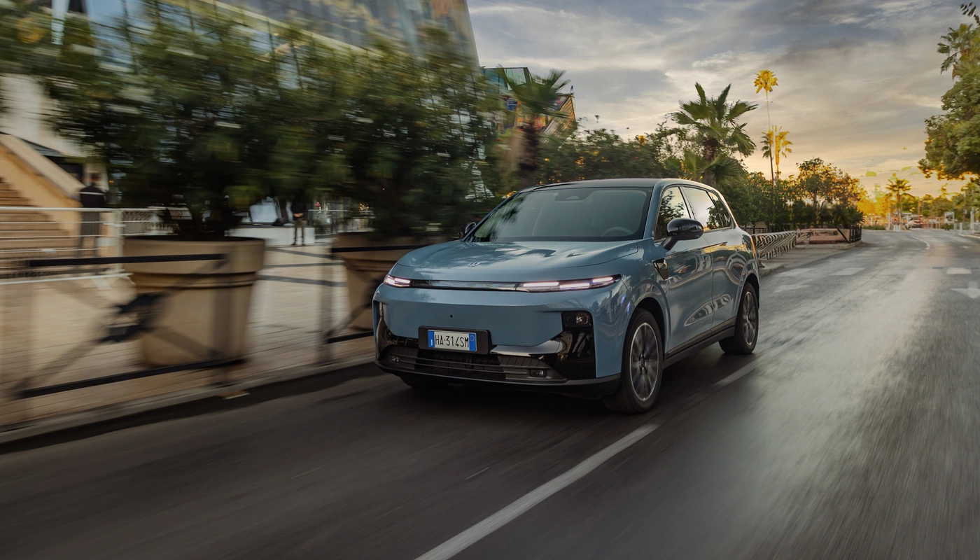 Leapmotor B10 - Contexto Entorno Real Contexto Conduciendo Exterior Frontal Izquierda