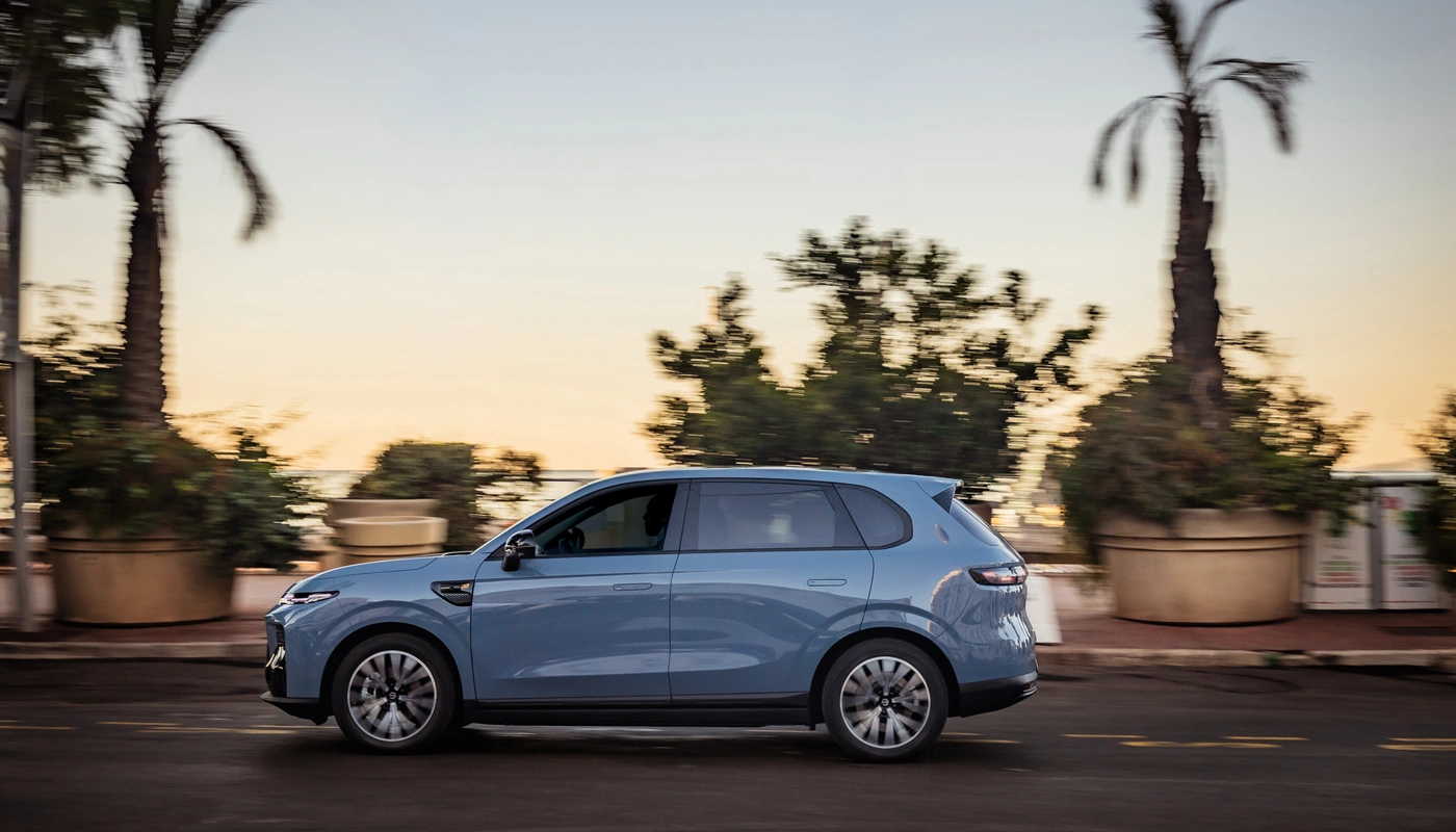 Leapmotor B10 - Contexto Entorno Real Contexto Conduciendo Exterior Lateral Izquierda