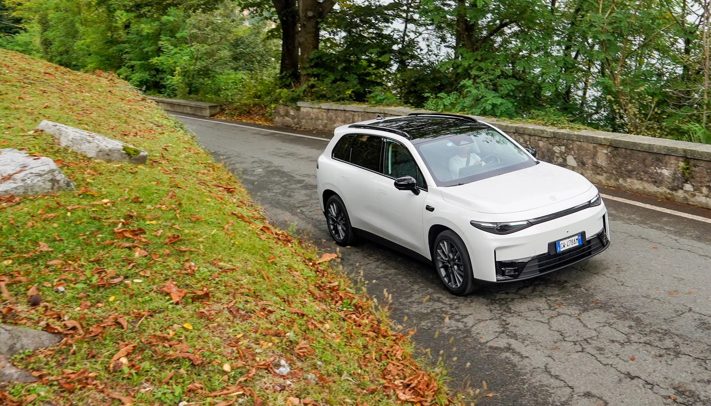 Leapmotor C10 - Contexto Entorno Real Contexto Conduciendo Exterior Frontal Derecha