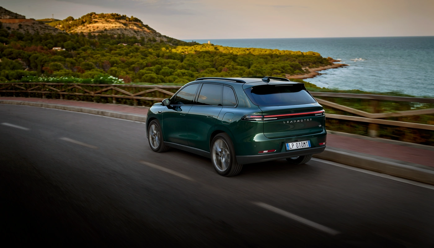 Leapmotor C10 - Contexto Entorno Real Contexto Conduciendo Exterior Trasera Derecha