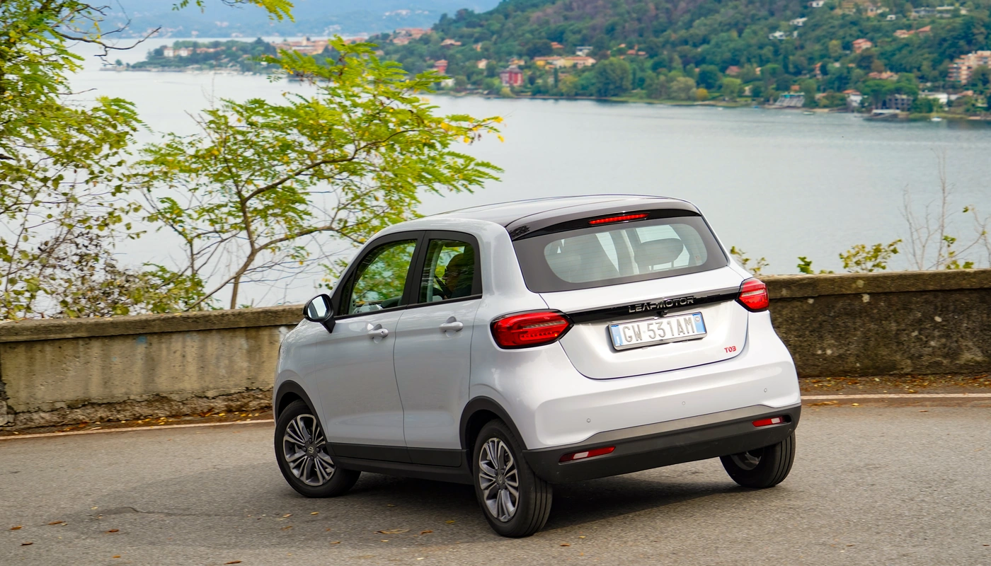 Leapmotor T03 - Contexto Entorno Real Contexto Conduciendo Exterior Trasera Derecha