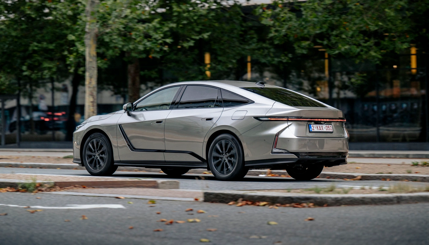 Lexus Es - Contexto Entorno Real Contexto Conduciendo Exterior Trasera Derecha Exterior Lateral Izquierda