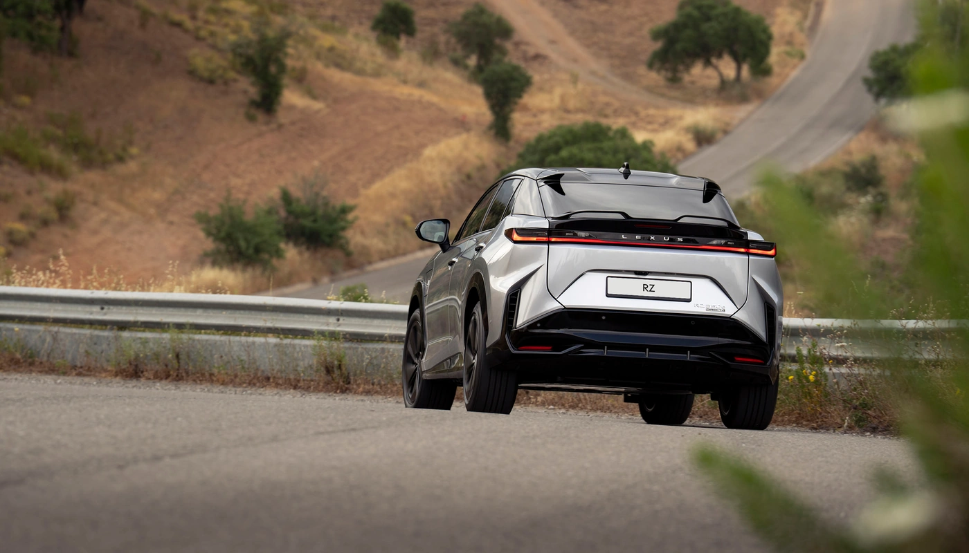 Lexus Rz - Contexto Entorno Real Contexto Conduciendo Exterior Trasera