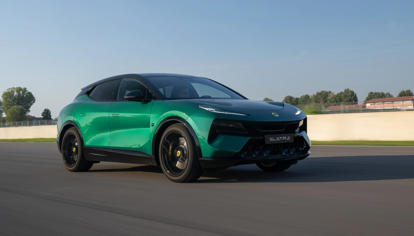 Lotus Eletre - Contexto Entorno Real Contexto Aparcado Exterior Frontal Derecha Exterior Lateral Derecha