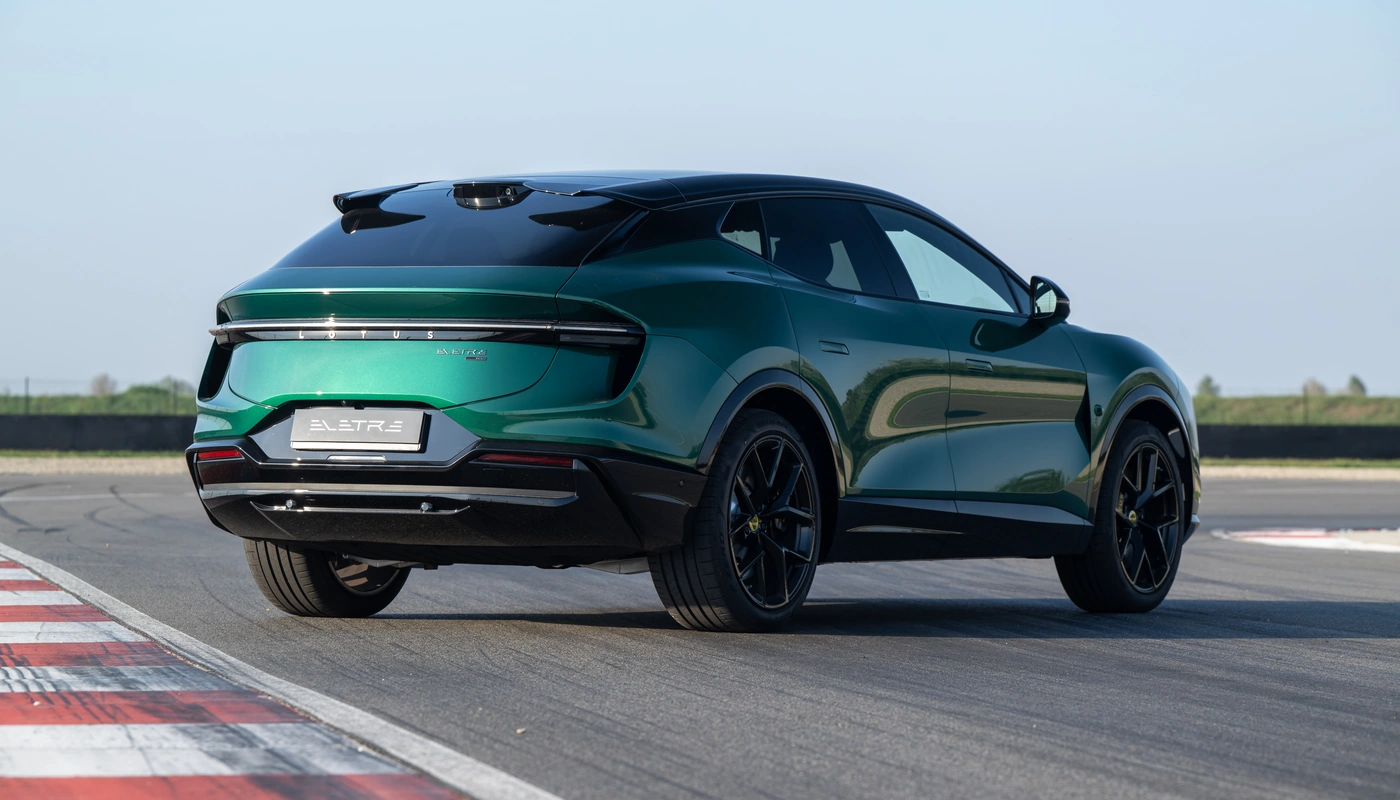 Lotus Eletre - Contexto Entorno Real Contexto Aparcado Exterior Trasera Izquierda