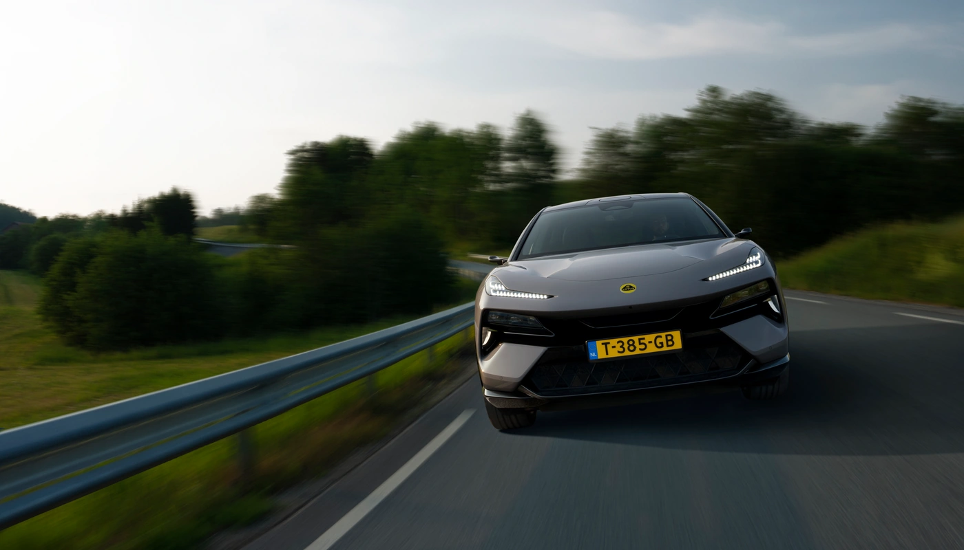 Lotus Eletre - Contexto Entorno Real Contexto Conduciendo Exterior Frontal