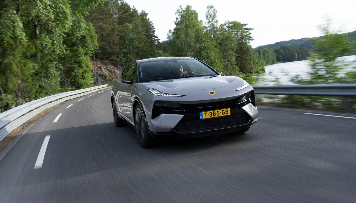 Lotus Eletre - Contexto Entorno Real Contexto Conduciendo Exterior Frontal