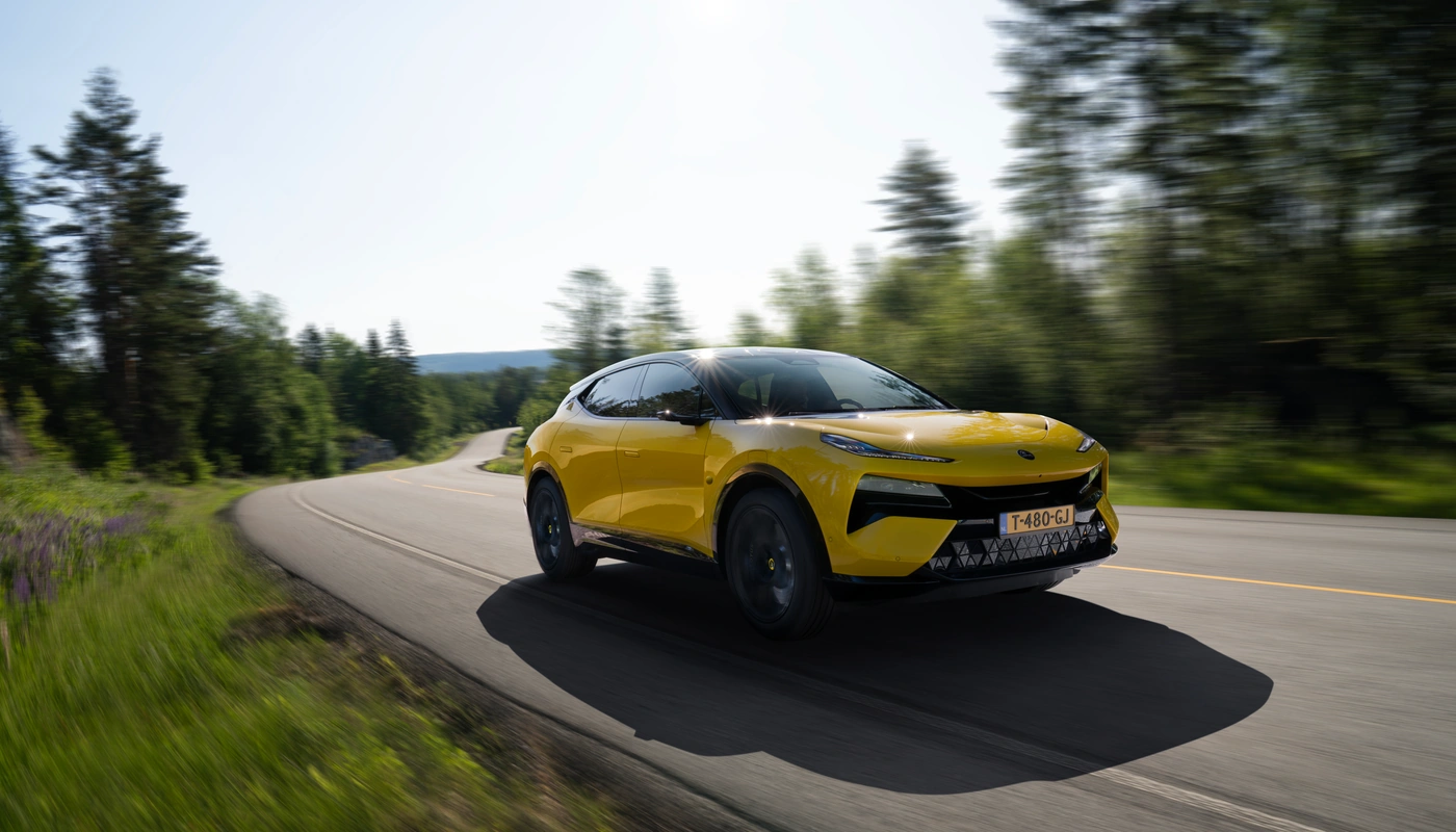 Lotus Eletre - Contexto Entorno Real Contexto Conduciendo Exterior Frontal Derecha Exterior Lateral Derecha