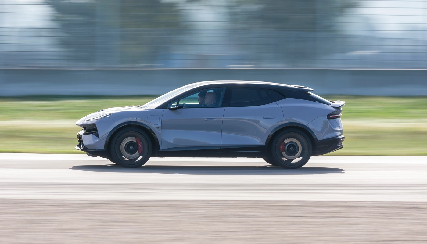 Lotus Eletre - Contexto Entorno Real Contexto Conduciendo Exterior Lateral Izquierda