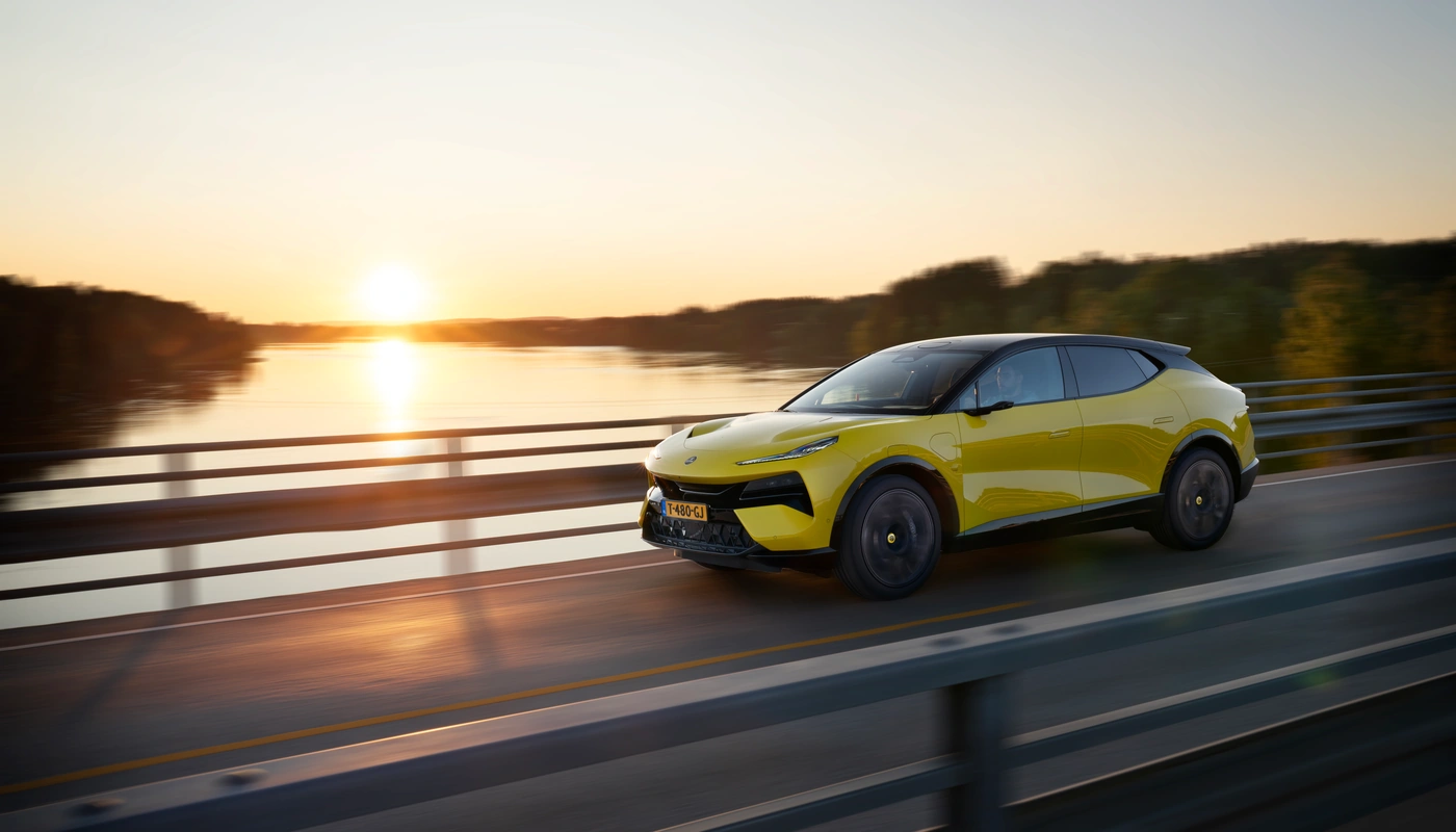 Lotus Eletre - Contexto Entorno Real Contexto Conduciendo Exterior Lateral Izquierda