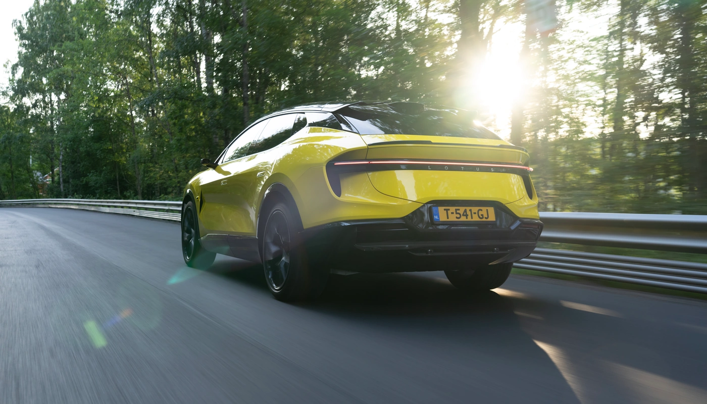 Lotus Eletre - Contexto Entorno Real Contexto Conduciendo Exterior Trasera