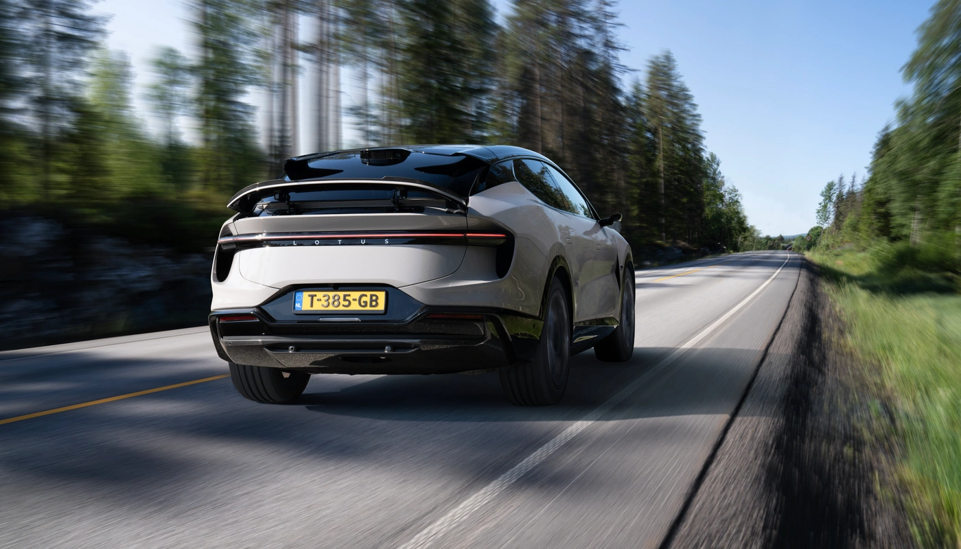 Lotus Eletre - Contexto Entorno Real Contexto Conduciendo Exterior Trasera