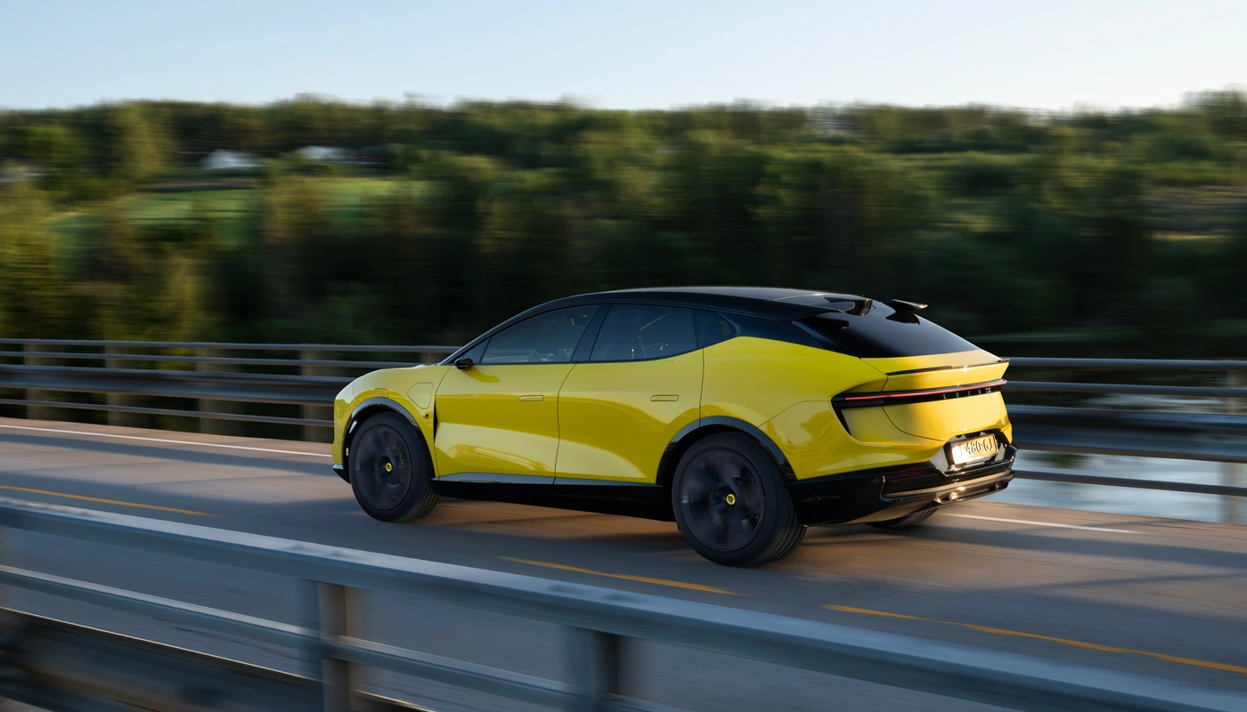 Lotus Eletre - Contexto Entorno Real Contexto Conduciendo Exterior Trasera Derecha Exterior Lateral Izquierda