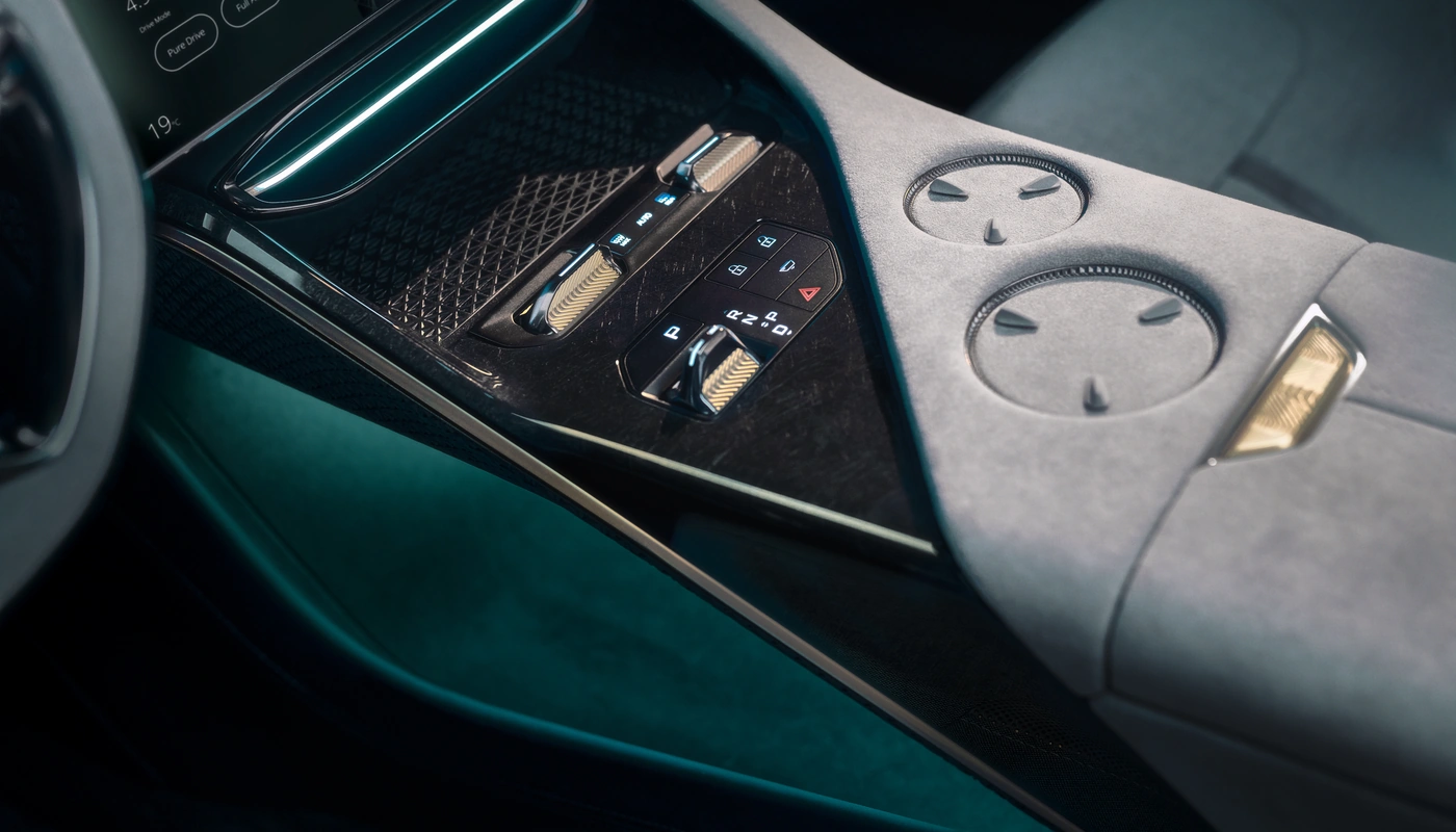 Lotus Eletre - Interior Detalle