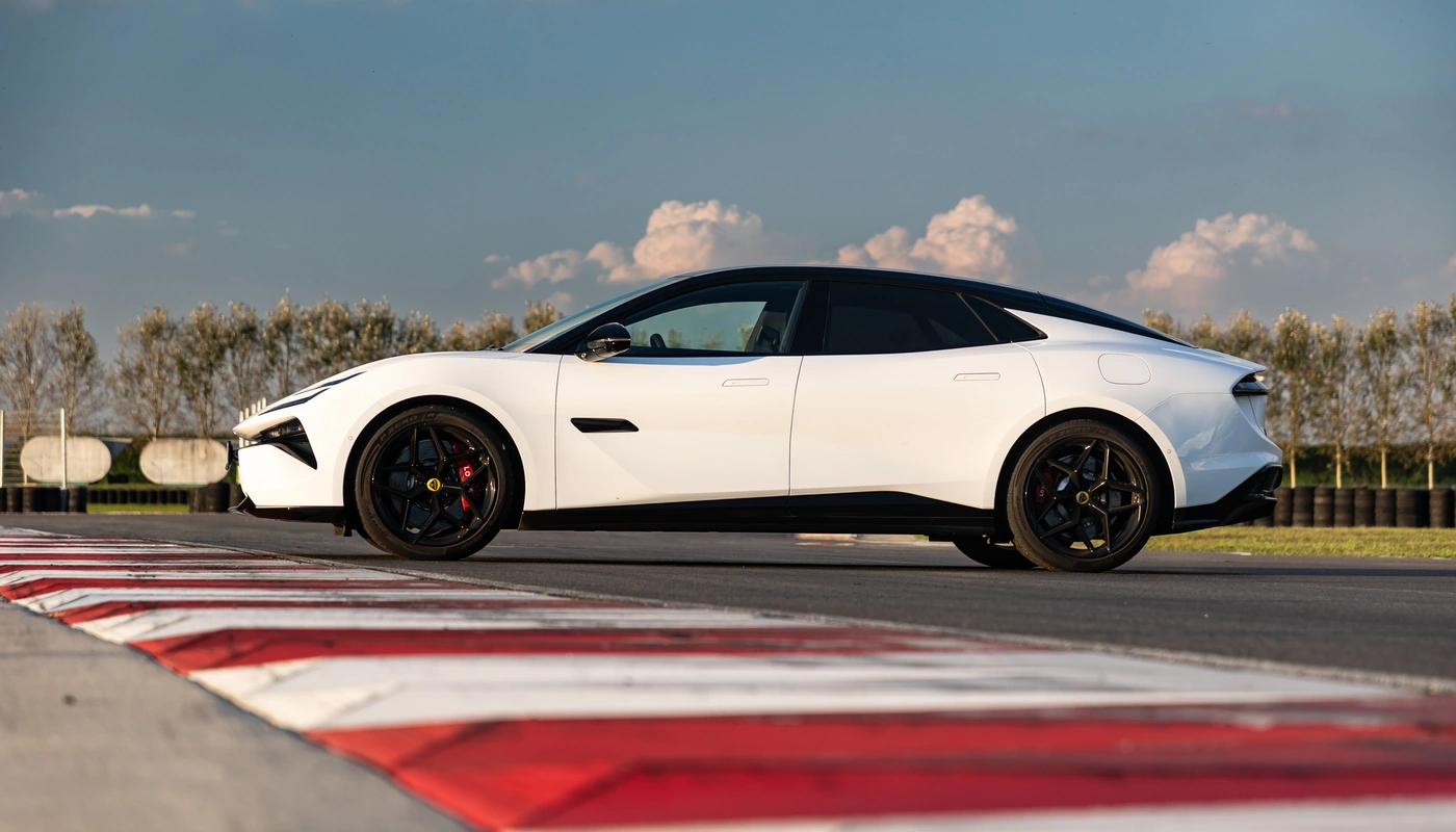 Lotus Emeya - Contexto Entorno Real Contexto Aparcado Exterior Lateral Izquierda