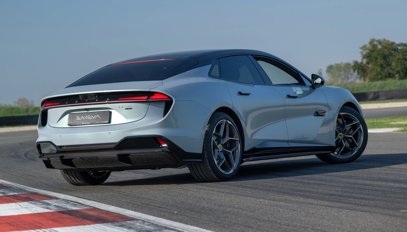 Lotus Emeya - Contexto Entorno Real Contexto Aparcado Exterior Trasera Izquierda Exterior Lateral Derecha