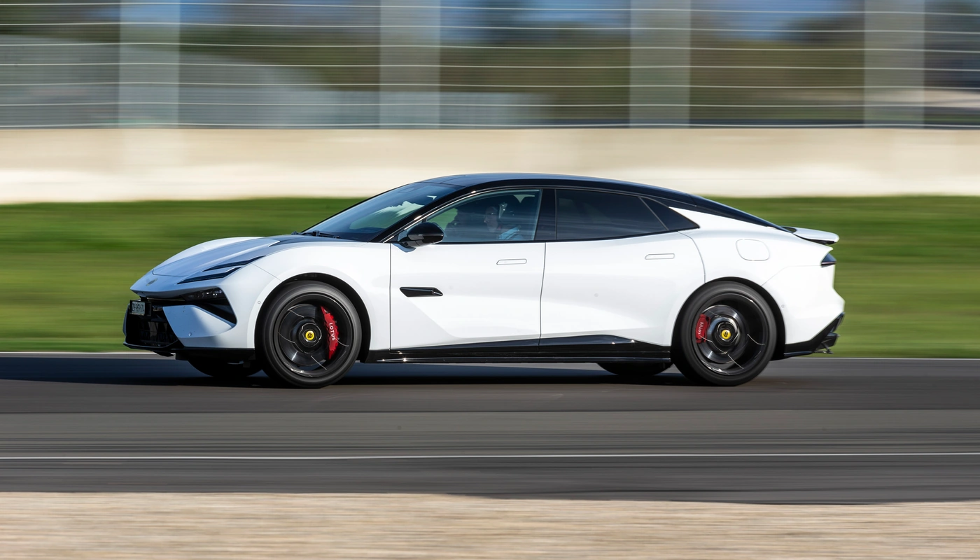 Lotus Emeya - Contexto Entorno Real Contexto Conduciendo Exterior Lateral Izquierda