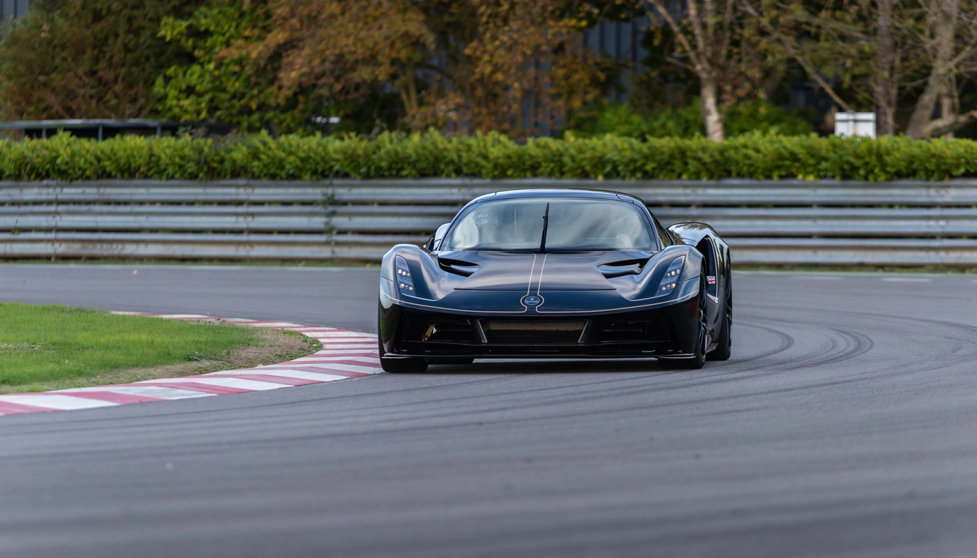 Lotus Evija - Contexto Entorno Real Contexto Conduciendo Exterior Frontal